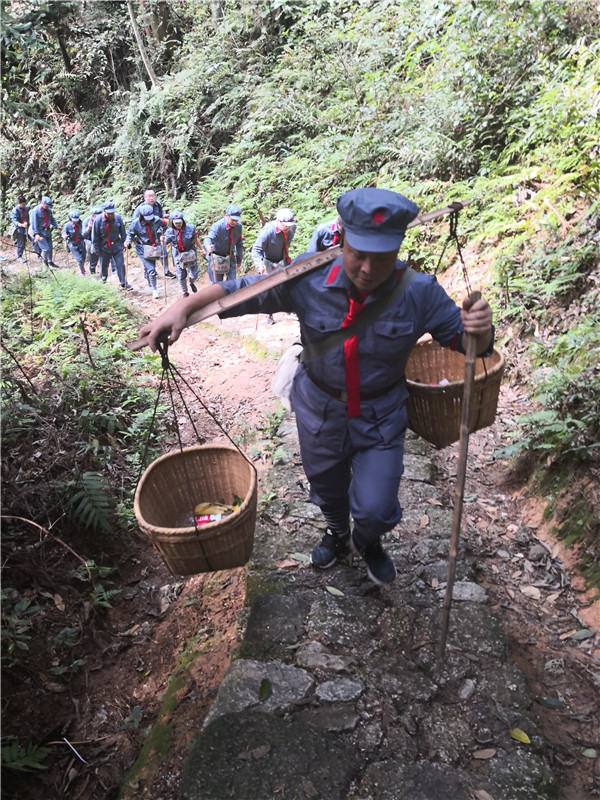 挑粮小道上体验井冈山精神