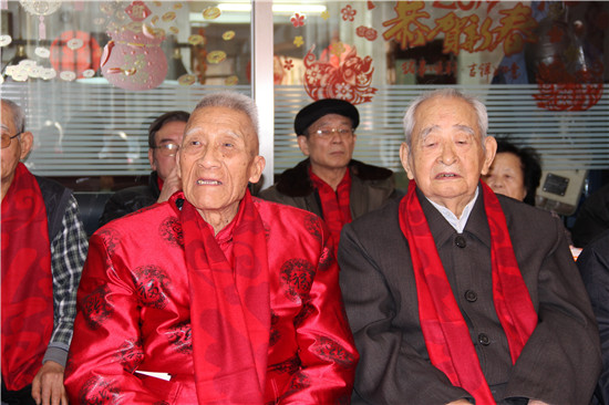 图为两位百岁老人李承烈,于静远发表感言