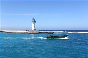 碧空藍 海水綠 永興島上泛漁舟