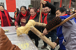 美麗鄉村土家村寨過大年 打糍粑