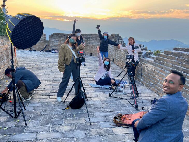 海媒室記者在長城上拍攝視頻 《“洋記者”感知新時代中國》 。