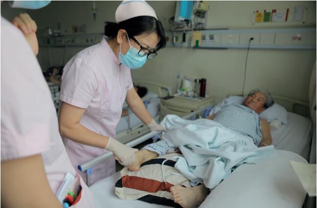 每日在骨科病房查房時，護士長趙克聰總會為每位患者查體，並詢問患者的康復情況。