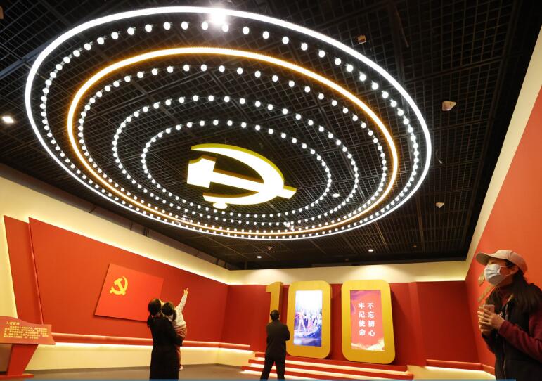 2021年3月10日，参观者在首都博物馆观看庆祝中国共产党成立100周年特展。