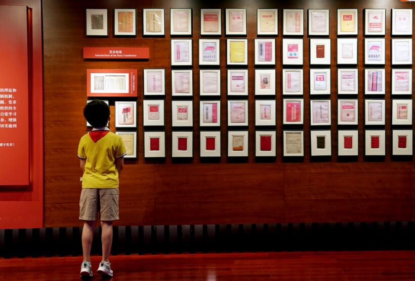 一名小学生在中共二大会址纪念馆党章专题展厅内参观。