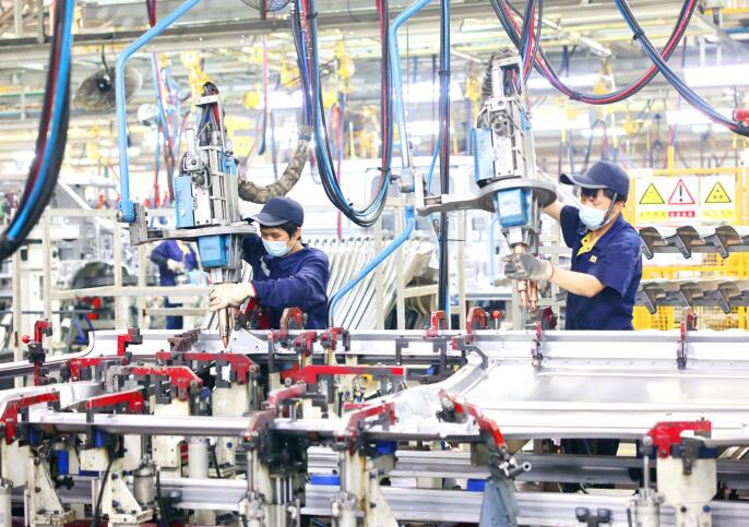5月6日，江西省赣州经开区新能源科技城的一家汽车制造企业，工人在自动化生产线上组 装新能源箱式汽车。
