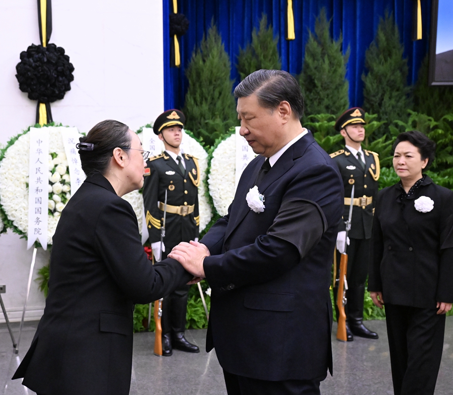 11月2日，李克強同志遺體在北京八寶山革命公墓火化。習近平、李強、趙樂際、王滬寧、蔡奇、丁薛祥、李希、韓正等前往八寶山送別，胡錦濤送花圈表示哀悼。這是習近平與李克強親屬握手，表示深切慰問。 新華社記者 謝環馳 攝