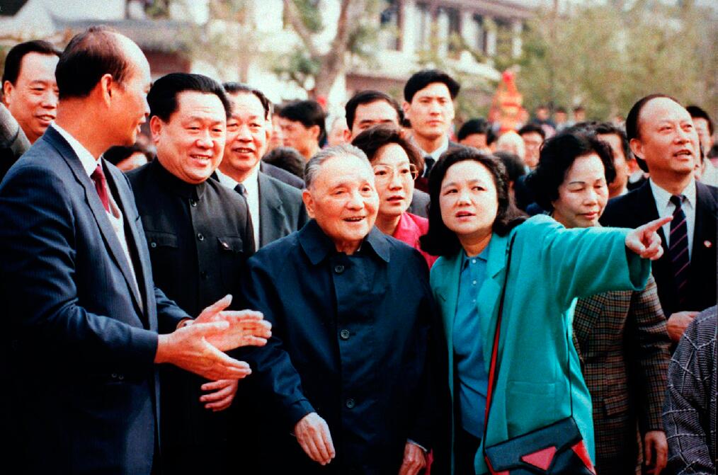 1992年1月21日，鄧小平同志在深圳參觀中國民俗文化村。