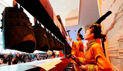 河南省許昌市博物館的工作人員用許國編鐘 （復制品） 演奏《鹿鳴》。