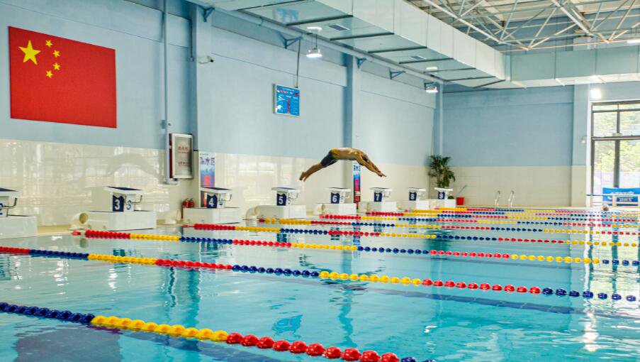 一位市民在洛陽新開的全民健身場館練習游泳。