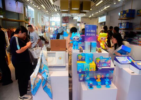 2023年9月27日，在杭州亞運會官方特許商品零售店內，各種商品琳琅滿目，吸引不少市民游客選購。