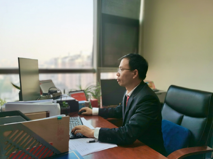 陳俊民正在辦公室工作。