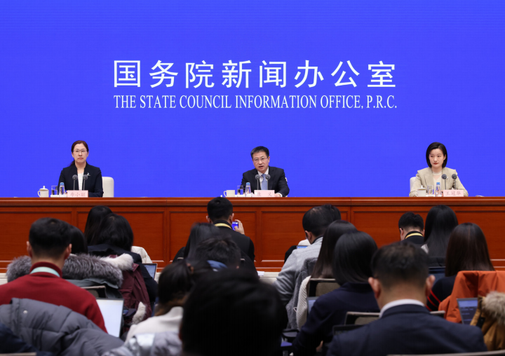 2024年1月17日，國務院新聞辦公室在北京舉行新聞發布會，作者（中）介紹2023年國民經濟運 行情況，並答記者問。