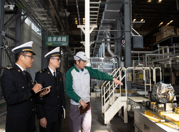 2023年12月8日，南京海关所属张家港海关关员到自动变速箱生产企业实地 调研。