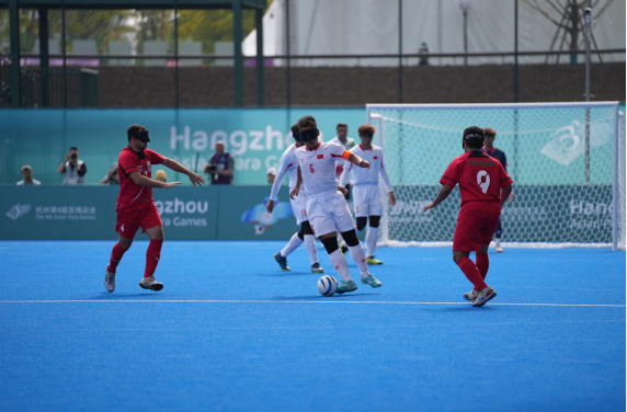 在杭州第4屆亞殘運會最后一個比賽日盲人足球比賽中，中國隊最終以2：1的 比分戰勝伊朗隊，奪得金牌。