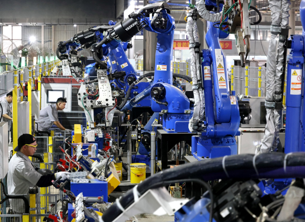 2023年9月1日，福建福州長樂區一家智能制造企業生產車間，機器人在趕制新能源 汽車動力電池結構件產品。