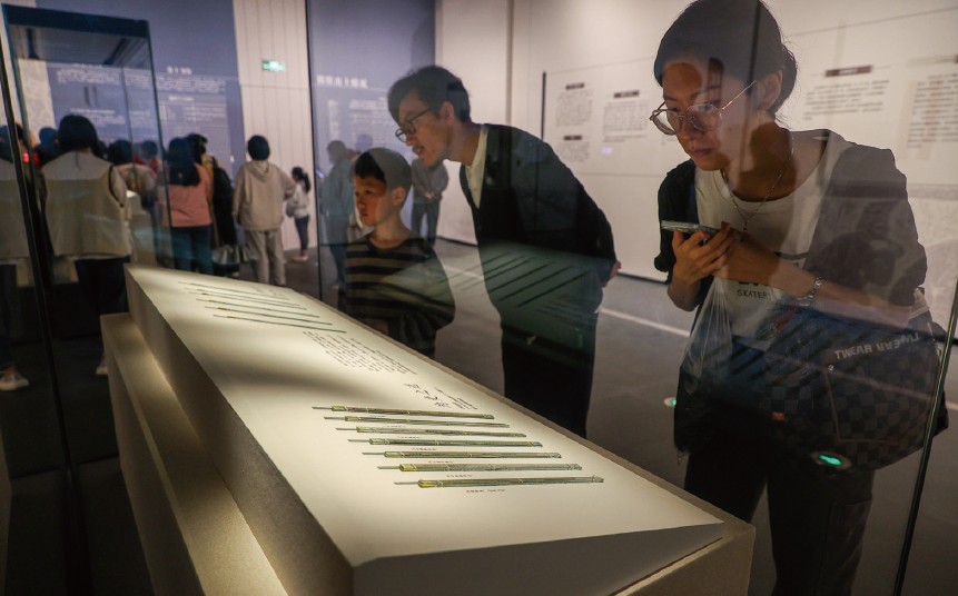 2024年4月30日，“惠此简书—睡虎地秦墓出土简牍”展览在湖北省博物 馆开展。