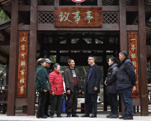 2024年3月11日，重庆市丰都县三合街道南天湖中路社区干部群众在 邻里议事亭下协商解决矛盾纠纷。
