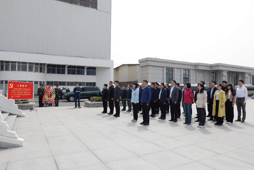 2024年4月26日，国家国防科工局系统司党支部组织党员干部重温入 党誓词。