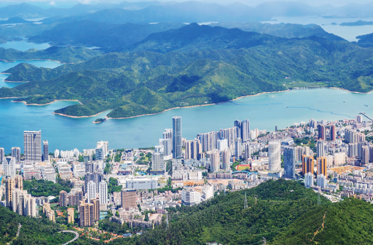 《深圳市国土空间总体规划（ 2021—2035年）》 提出持续优化“多中心、组团式、生态 型”的城市空间结构，促进都市核心圈扩容提质，图为深圳市盐田区鸟瞰。