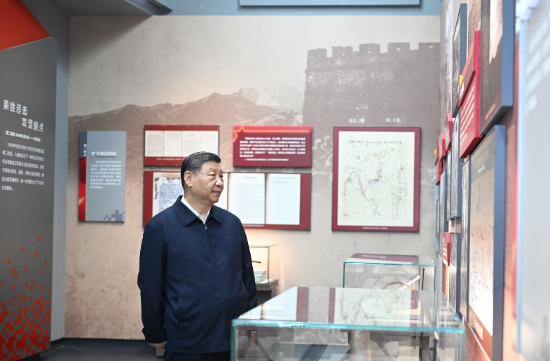  Xi Jinping presented a flower basket to the martyrs of the Anti Japanese War in Yangquan, Shanxi, and visited the Memorial Hall of the Hundred Regiments War