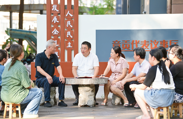 2024年9月9日，在江西省赣州市章贡区南外街道红环路社区，当 地立法联络员同社区居民进行交流，就相关法律立法进行意见征询。