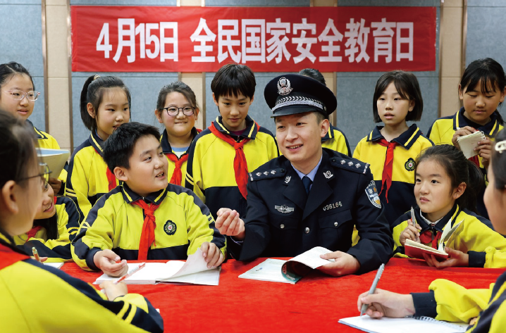 2025年4月15日,山东省枣庄市公安局市中分局民警在文化 路小学给学生们讲解国家安全相关法律法规。