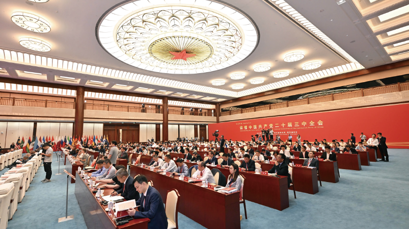 2024年8月6日,由中央党史和文献研究院、新华社联合主办的“红厅论坛:读懂中国共产党二十届三 中全会”主题研讨会在北京举行。来自60多个国家的200余名驻华使节、智库专家、媒体记者等开展交流 研讨。