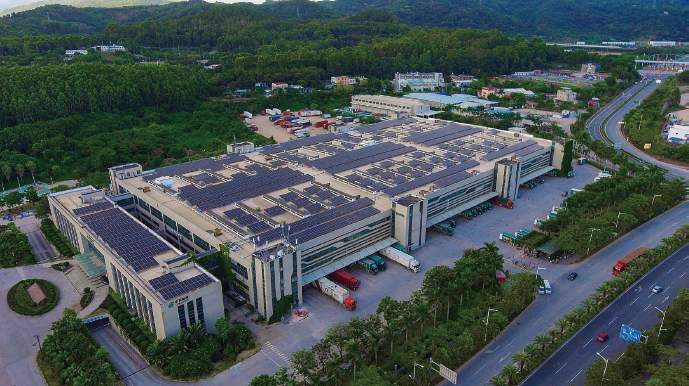 使用光伏发电为快递分拨中心提供电力,正在成为企业节能减排的重要方式。图为 中国邮政厦门邮件处理中心屋顶光伏发电项目。