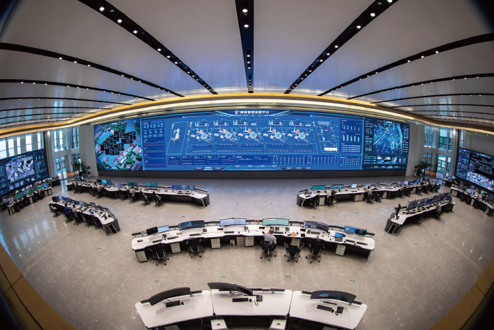 在中信泰富南京钢铁智慧运营中心,一块高6米、宽42米的3D可视化管控大屏上,实时更新着原料采 买、生产制造、产品出海等钢铁产销全过程数据。