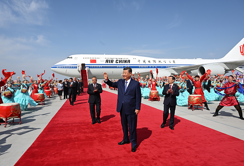 习近平率中央代表团抵达乌鲁木齐出席新疆维吾尔自治区成立70周年庆祝活动