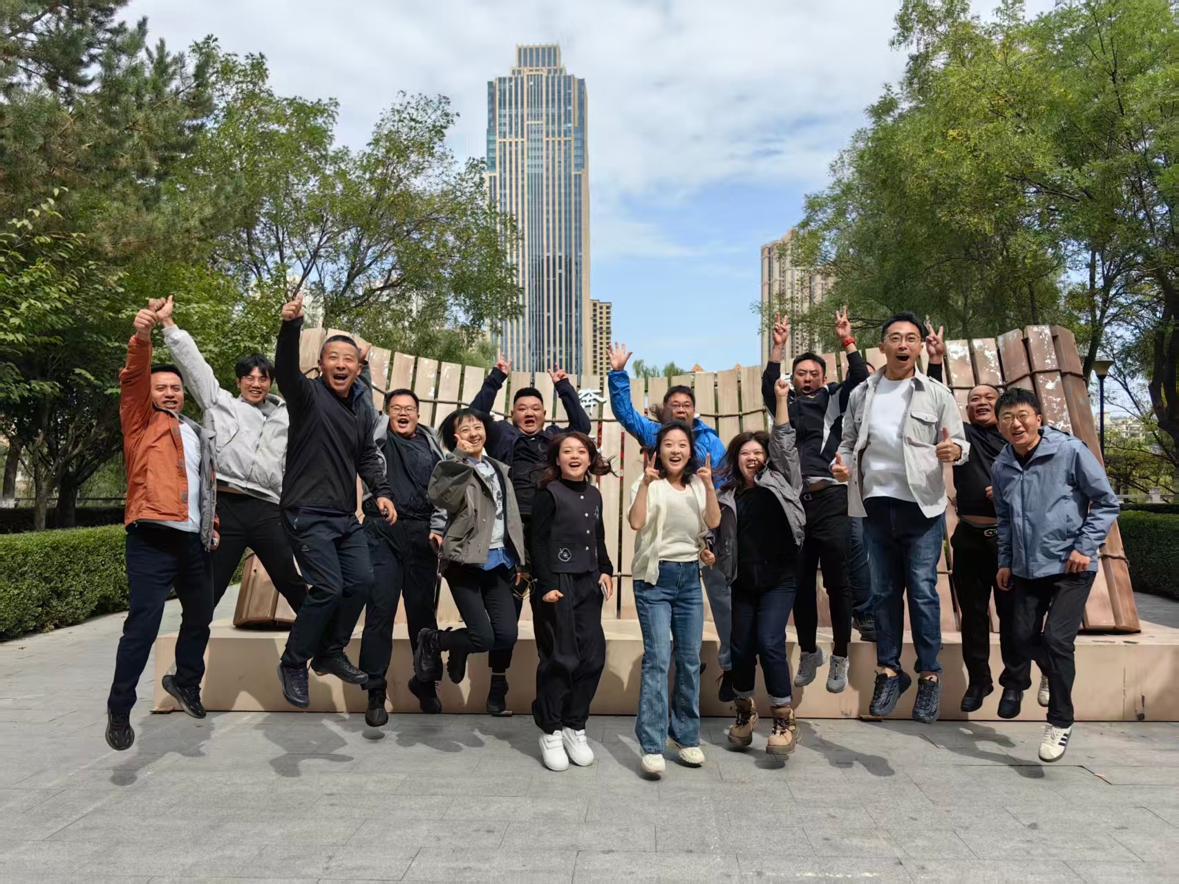 中央广播电视总台甘肃总站在兰州绿色公园开展健步走活动。