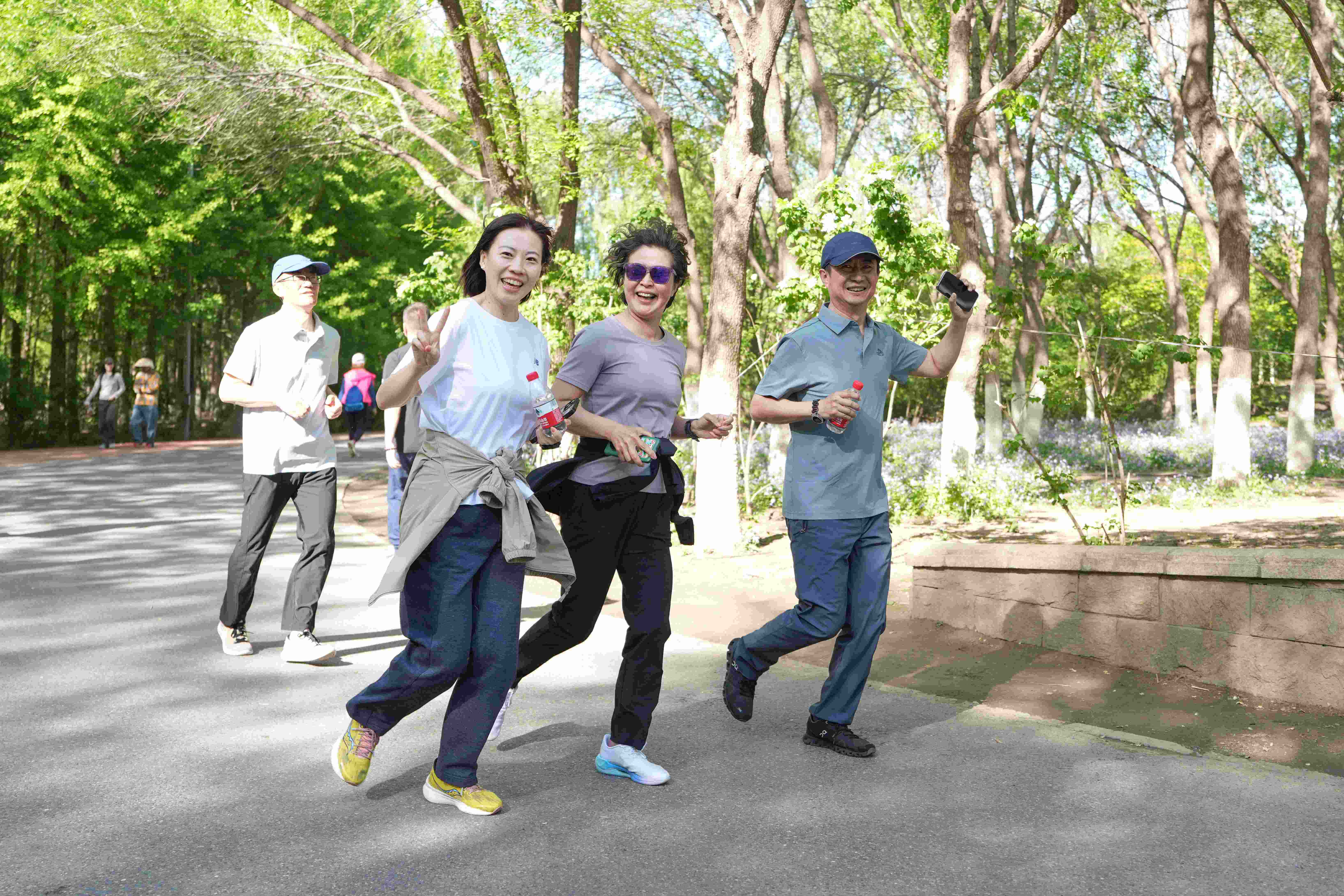 全国社保基金会机关工会在怀柔举行2025年秋季健步走活动，结合趣味游戏和游泳比赛进一步活跃机关文化、宣传健康理念，团结引领干部职工以更加强健的体魄投入工作、生活，为社保基金事业高质量发展注入活力。