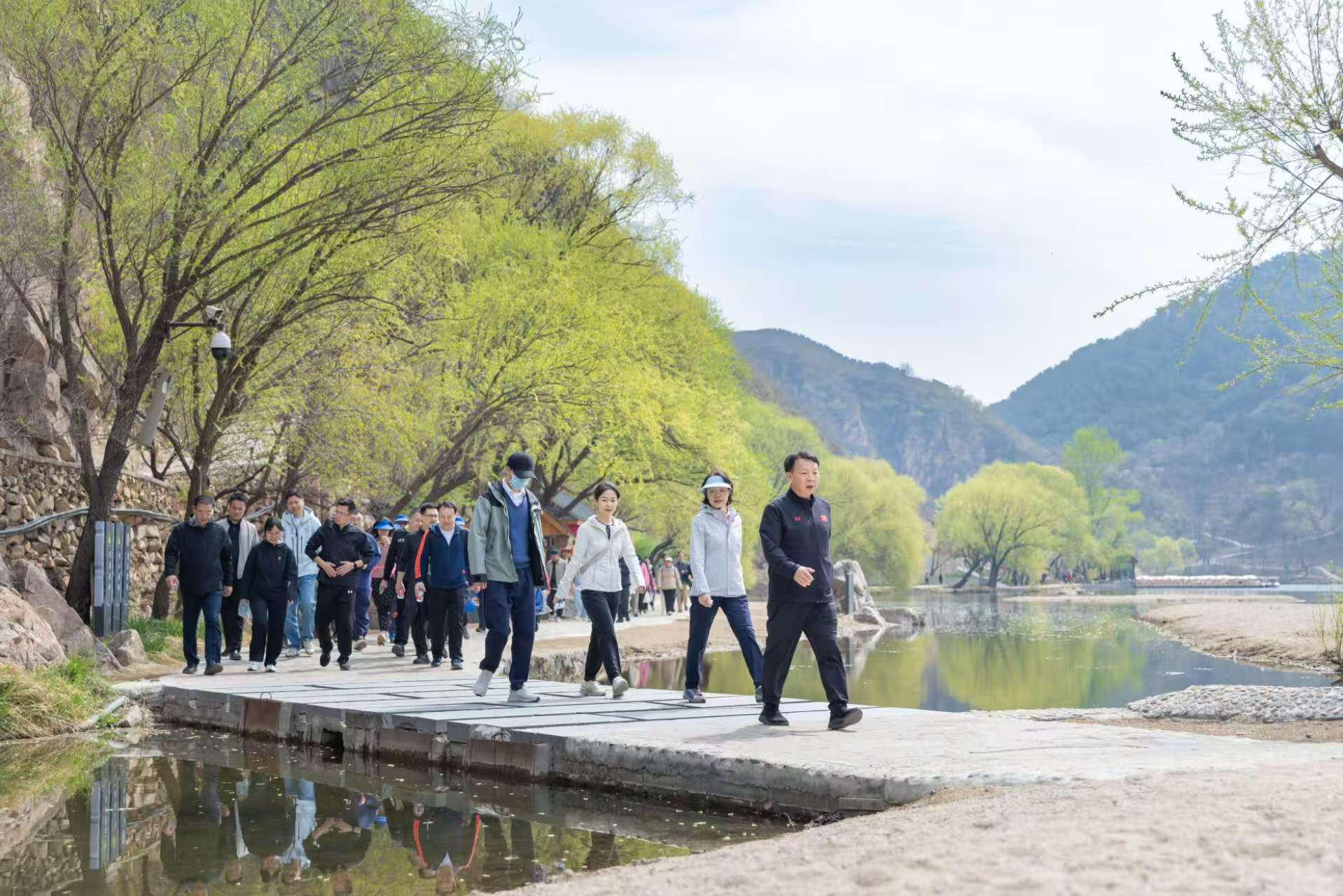 中国法学会组织干部职工前往北京黄花城水长城开展健步走活动。