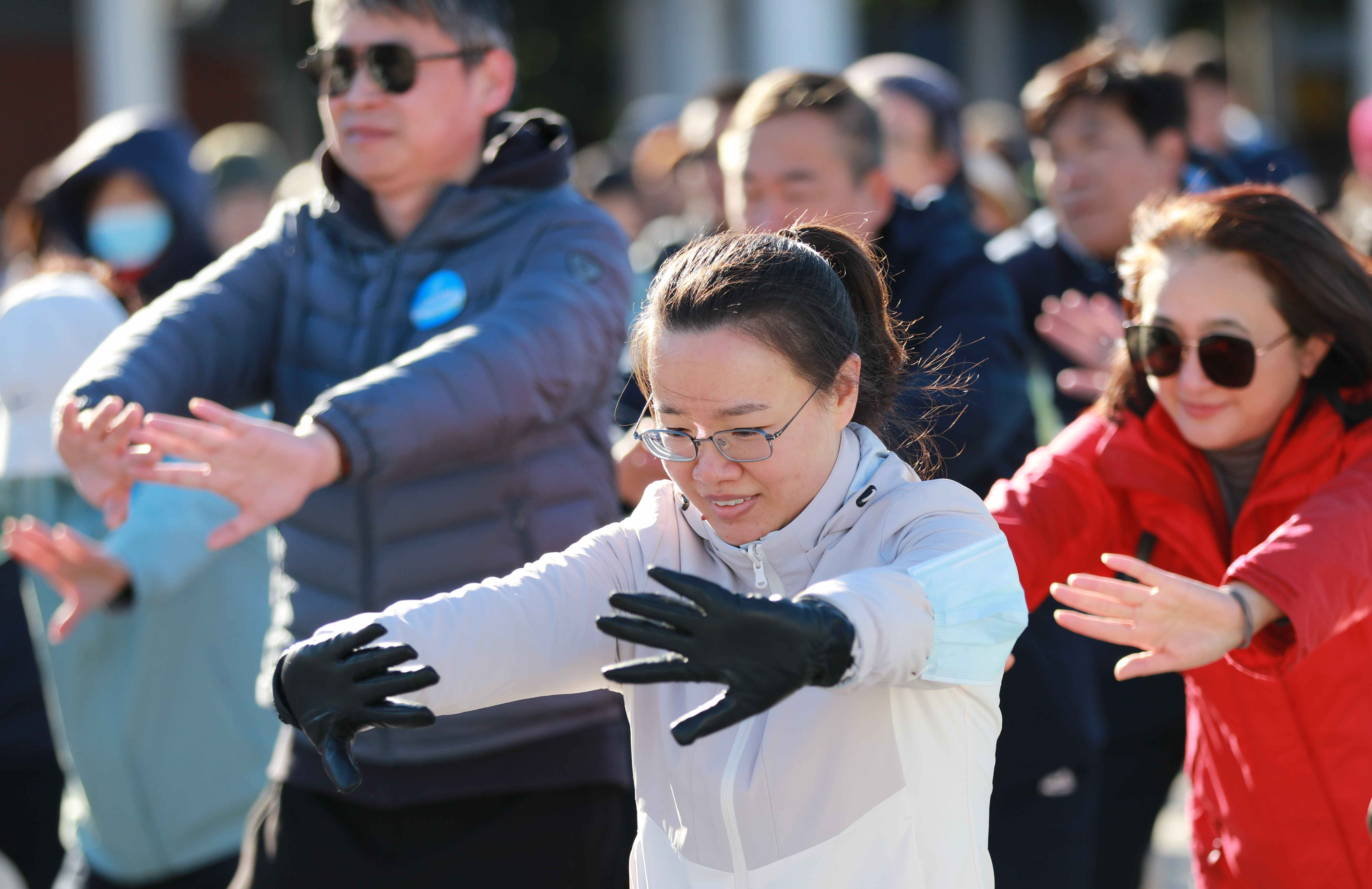 2025年10月19日，中国贸促会“金秋健步行 奋进新征程”健步走活动在北京奥林匹克森林公园举行。同志们在进行热身活动