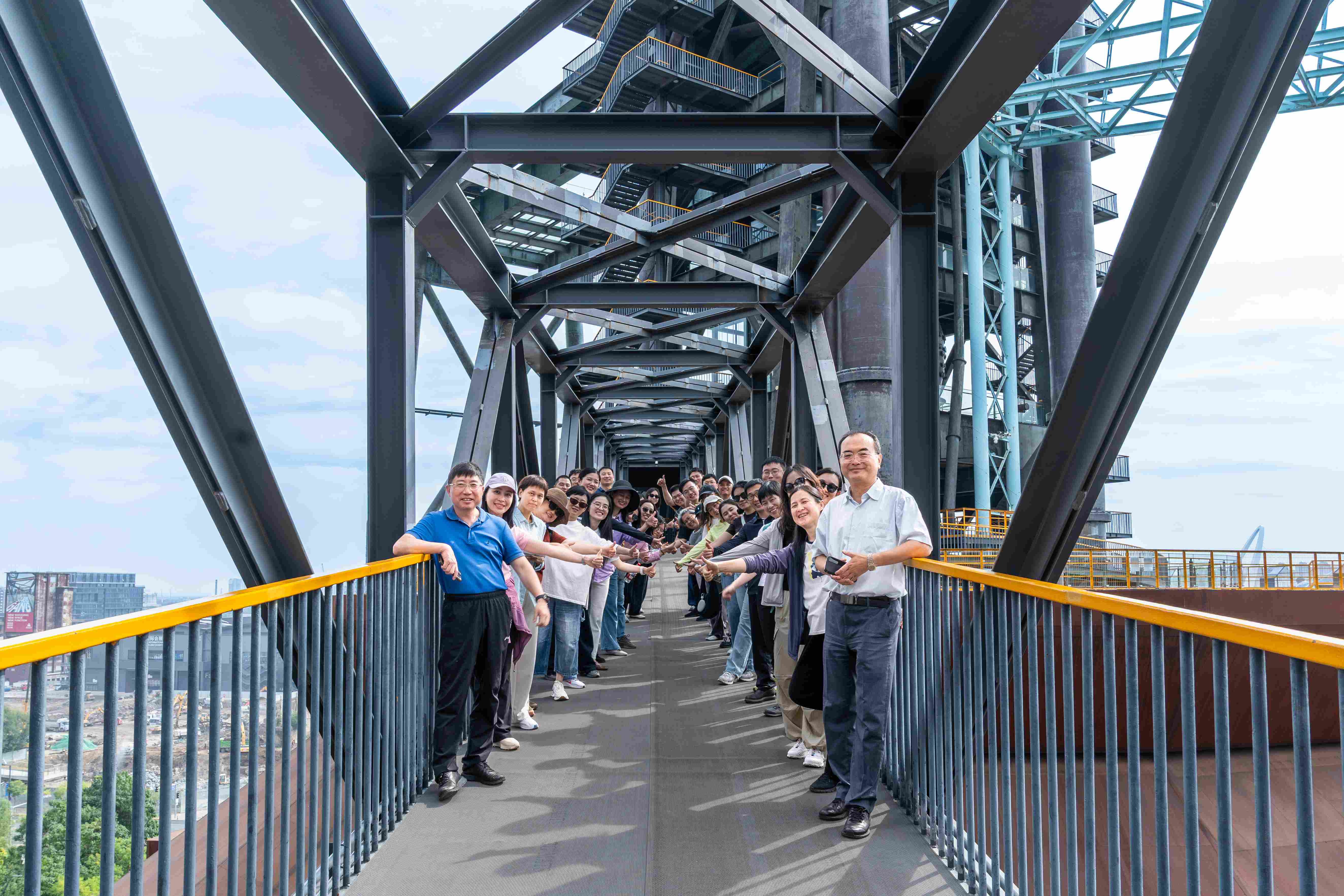 9月26日，中国出版集团在首钢园举办 “健步首钢园 感受新业态”趣味健步走活动。同志们在三高炉上合影留念。