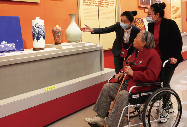 中央礼品文物管理中心工作人员为社会公众提供便民服务。