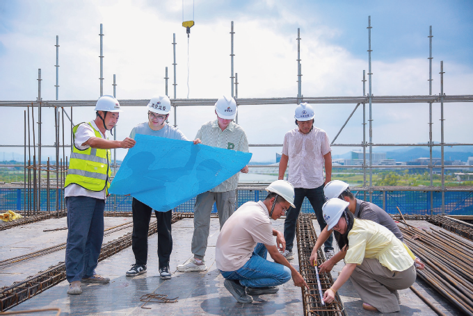2025年7月28日，衢州市住建局机关年轻干部在智慧产业园项目开展质量监督抽查工作。