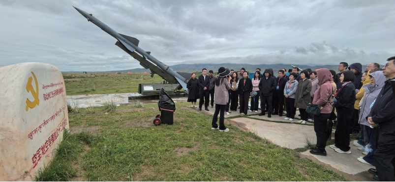 2025年8月4日至8日，气象部门党办主任培训班在青海两弹一星干部学院举办。图为学员在培训期间参观空军地空导弹独立十二营 旧址。