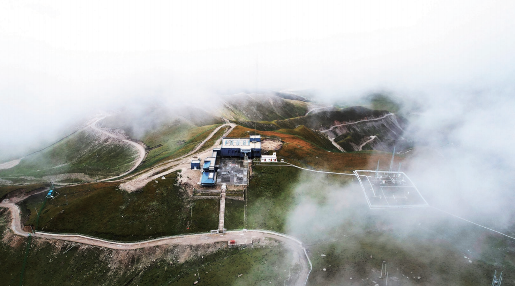 鸟瞰青海省气象局瓦里关全球大气本底站。