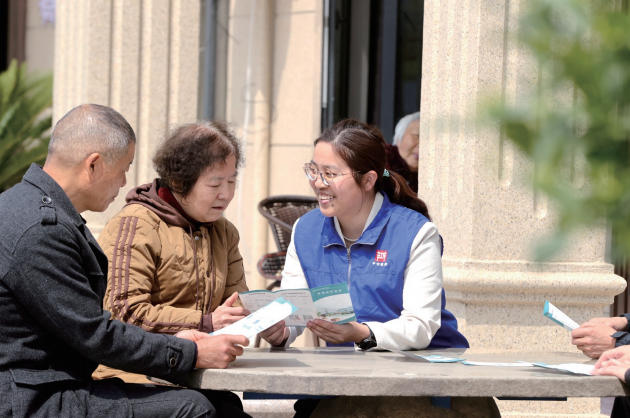 2025年4月3日，在浙江省湖州市德清县新市镇乐安村卫生室，工作人员指导村民报 销医保费用。