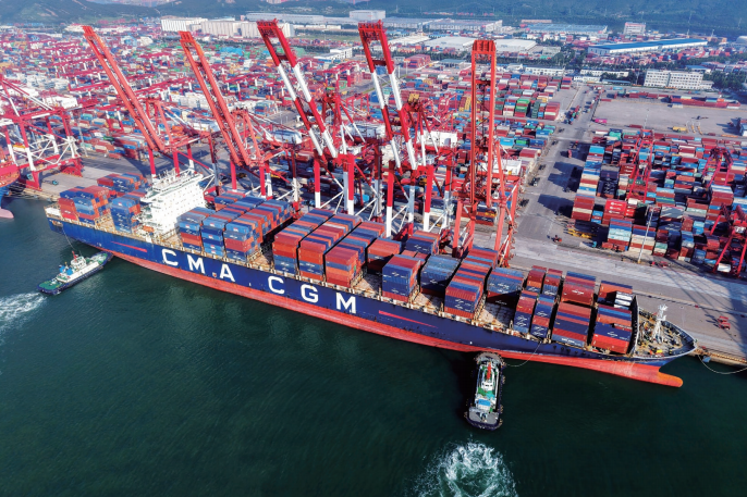 2025年8月19日，一艘装载外贸集装箱的货轮在山东港口青岛港停靠泊位。