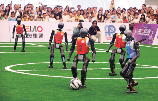 2025年9月6日，2025亚太机器人世界杯重庆国际邀请赛赛场上，人形机器人在参加足 球比赛。