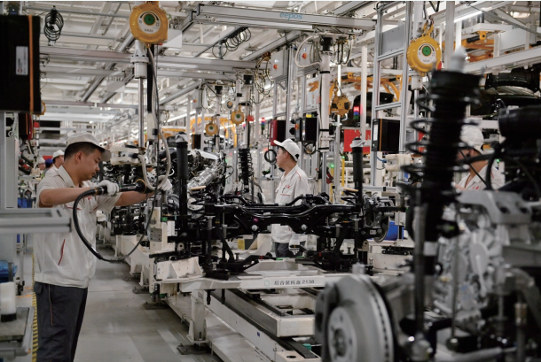 2025年7月15日，工人在位于吉林长春的一汽红旗制造中 心繁荣厂区总装车间生产线作业。