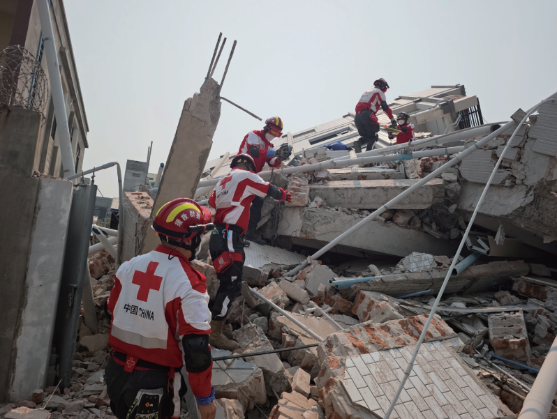 2025年4月1日，中国红十字国际救援队在缅甸曼德勒地震灾区坍塌建筑物中开 展搜救救援。