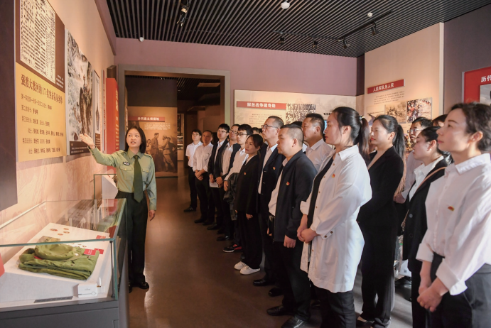 2024年4月19日,江西省宜春市铜鼓县排埠镇的党员干部在廉洁文化馆学习新 修订的《中国共产党纪律处分条例》。