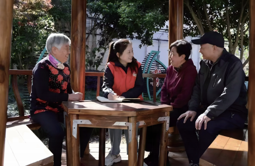 上海市金山区朱泾镇临源居民区社区工作者走访小区,听取居民对社区治理项目的 反馈意见,进一步优化提升城中村管理服务水平。