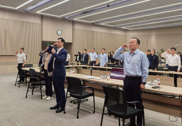 2025年6月26日，交通银行内控合规部/法律部党总支召开党员大会，组织 深入贯彻中央八项规定精神学习教育专题党课学习，全体参会党员重温入党誓 词，坚定理想信念。