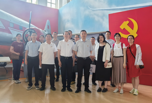 2025年6月7日，民政部养老服务司党支部开展“走进北航社区”主题党日，感受智 慧养老创新成果运用情况。