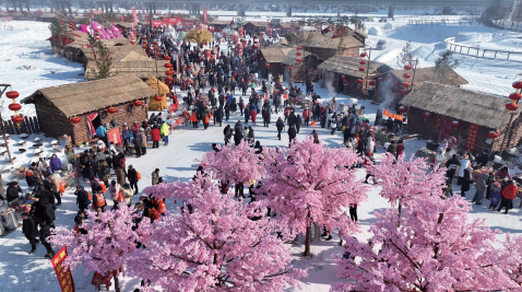 > 2024年2月3日，白山市直机关党员干部开展“松花江上·雪谷市集”过大年志愿服务活动。