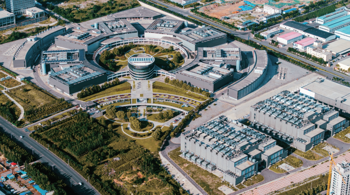 立足本地资源禀赋和产业优势，主动融入“东数西算”战略，阳泉市以应用需求为导向，加快推动 全市算力基础设施建设，积极发展人工智能行业应用，全力打造面向全省的智能算力中枢城市。图为 百度云计算（阳泉）中心。